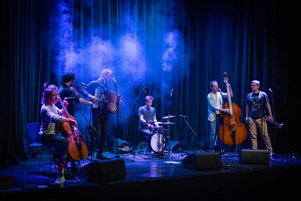 Kavč ​​festival glazbe, Grlenice