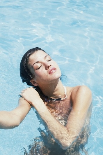 žena u bazenu s hidratiziranom kožom
