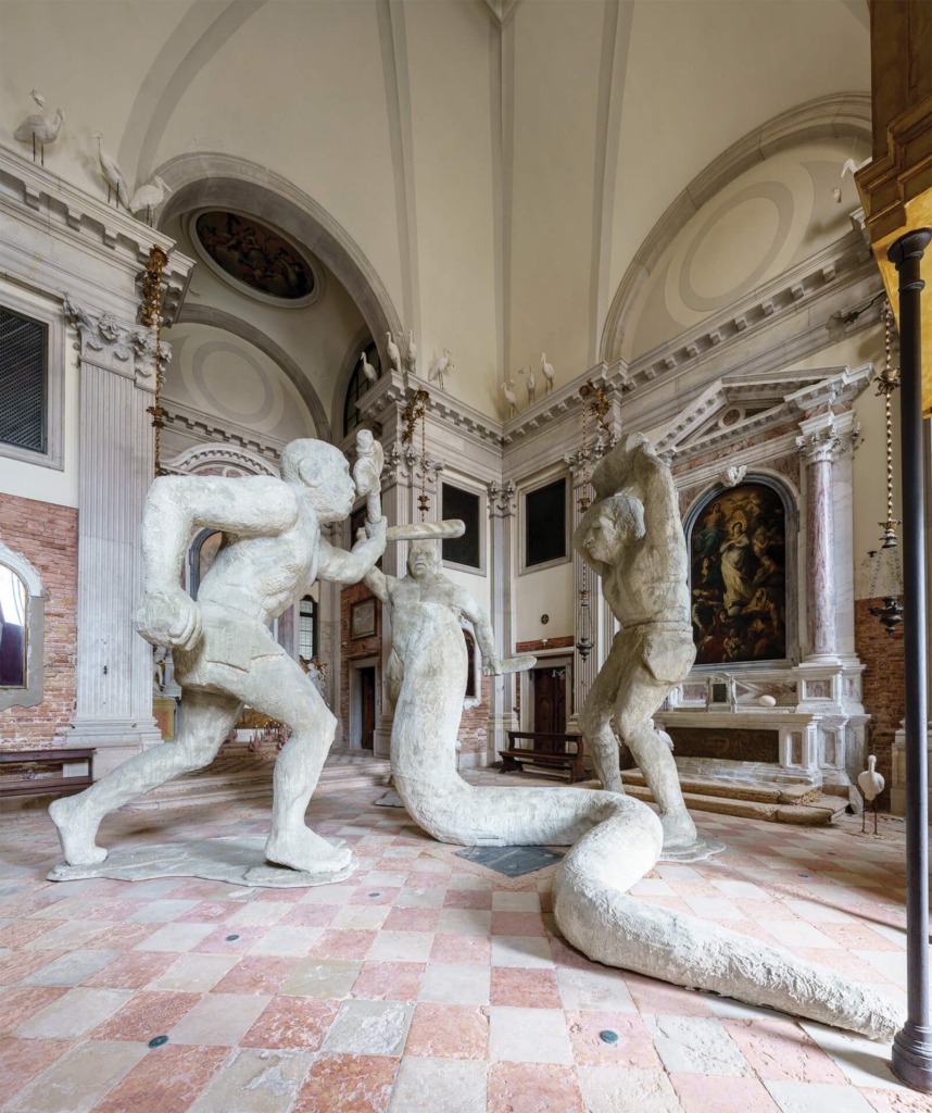 Estonski paviljon Cerkev Santa Maria delle Penitenti je letos postala razstavni prostor za dela umetnice Edith Carlson in desetine njenih velikanskih glinenih skulptur