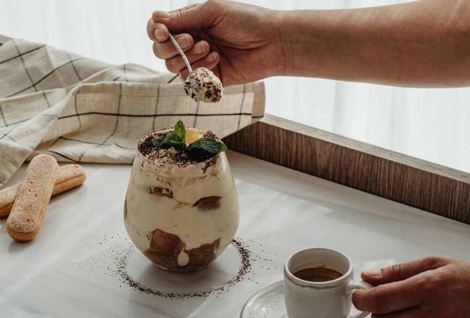 desert u čaši tiramisu 
