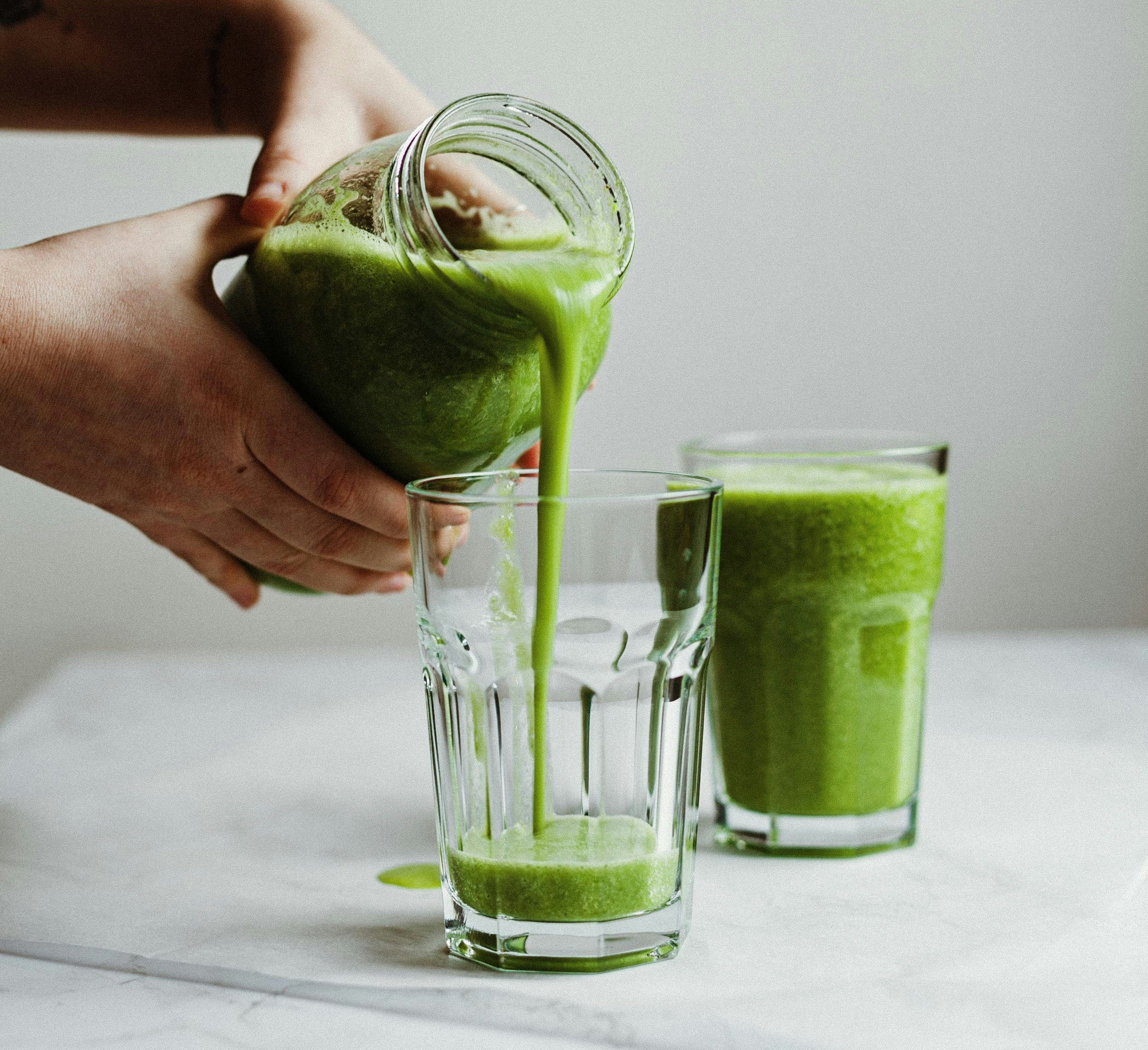 zeleni jutarnji zdravi smoothie s mikroalgama
