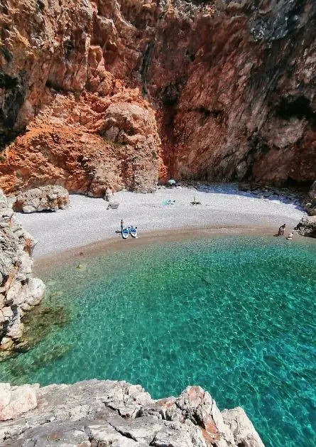 plaža crvena stijena crna gora