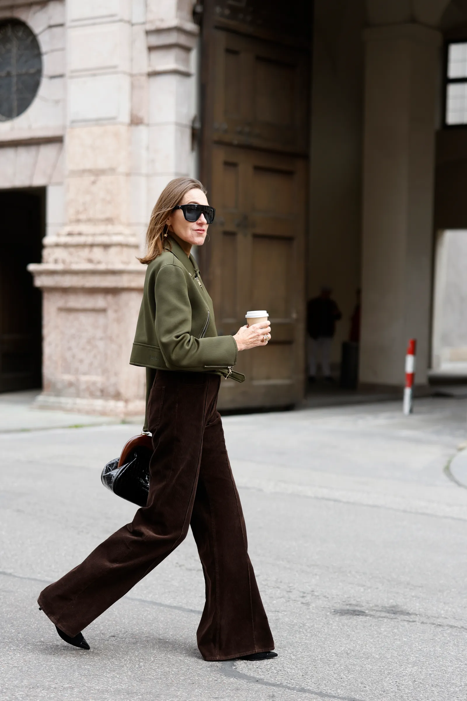 Tamno smeđa i tamnozelena zajedno stvaraju savršen jesenski look. Streetstyleshooters/Getty Images