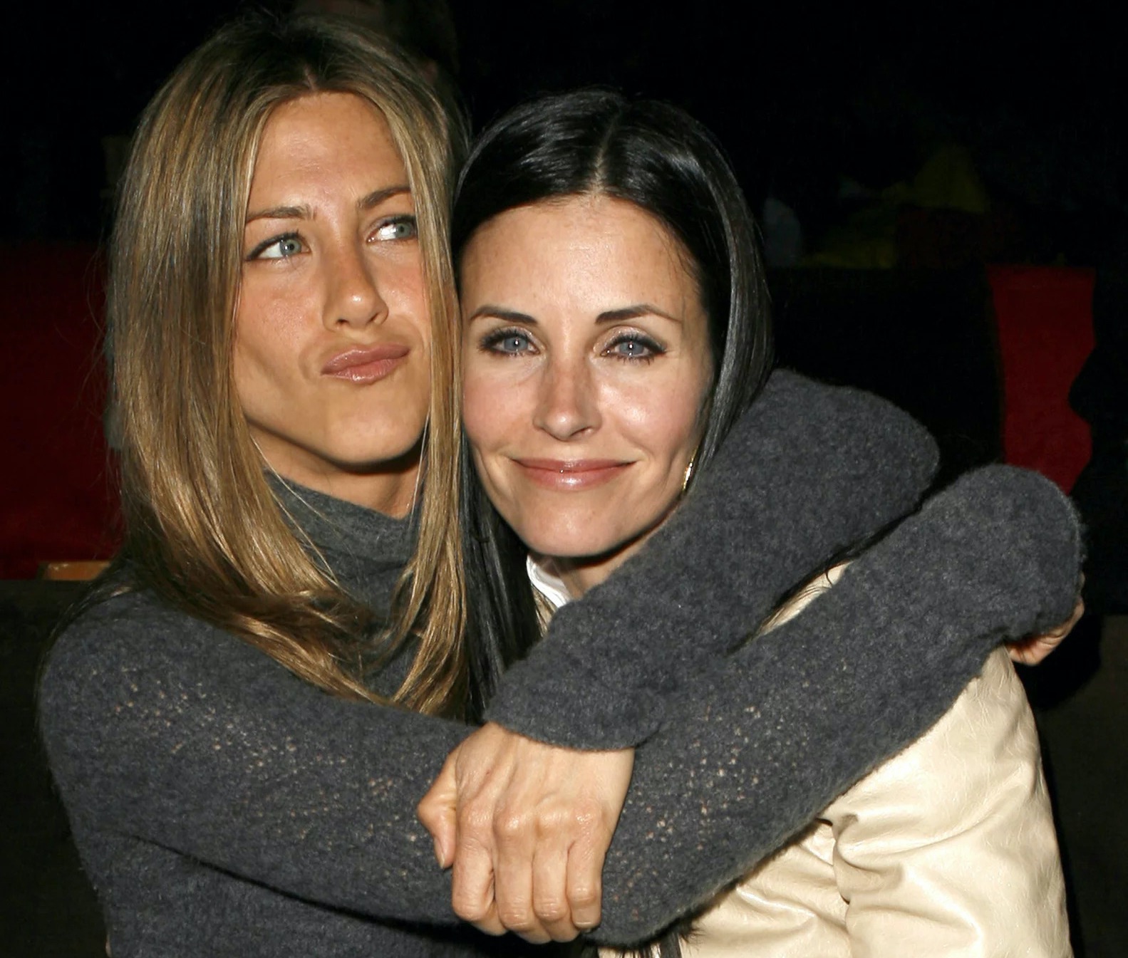 Jennifer Anistor i Courtney Cox u zagrljaju