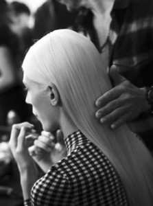 model z zelo gladkimi lasmi v zakulisju