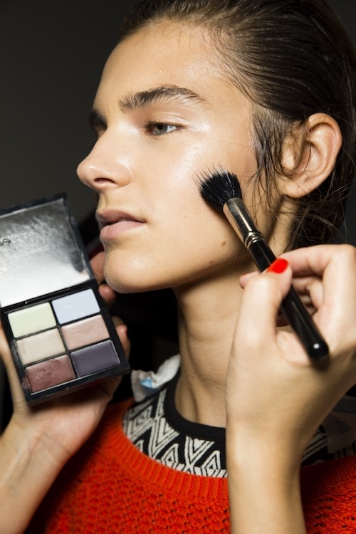 Marni Spring 2015 RTW, vizažistica nanosi puder na lice modela