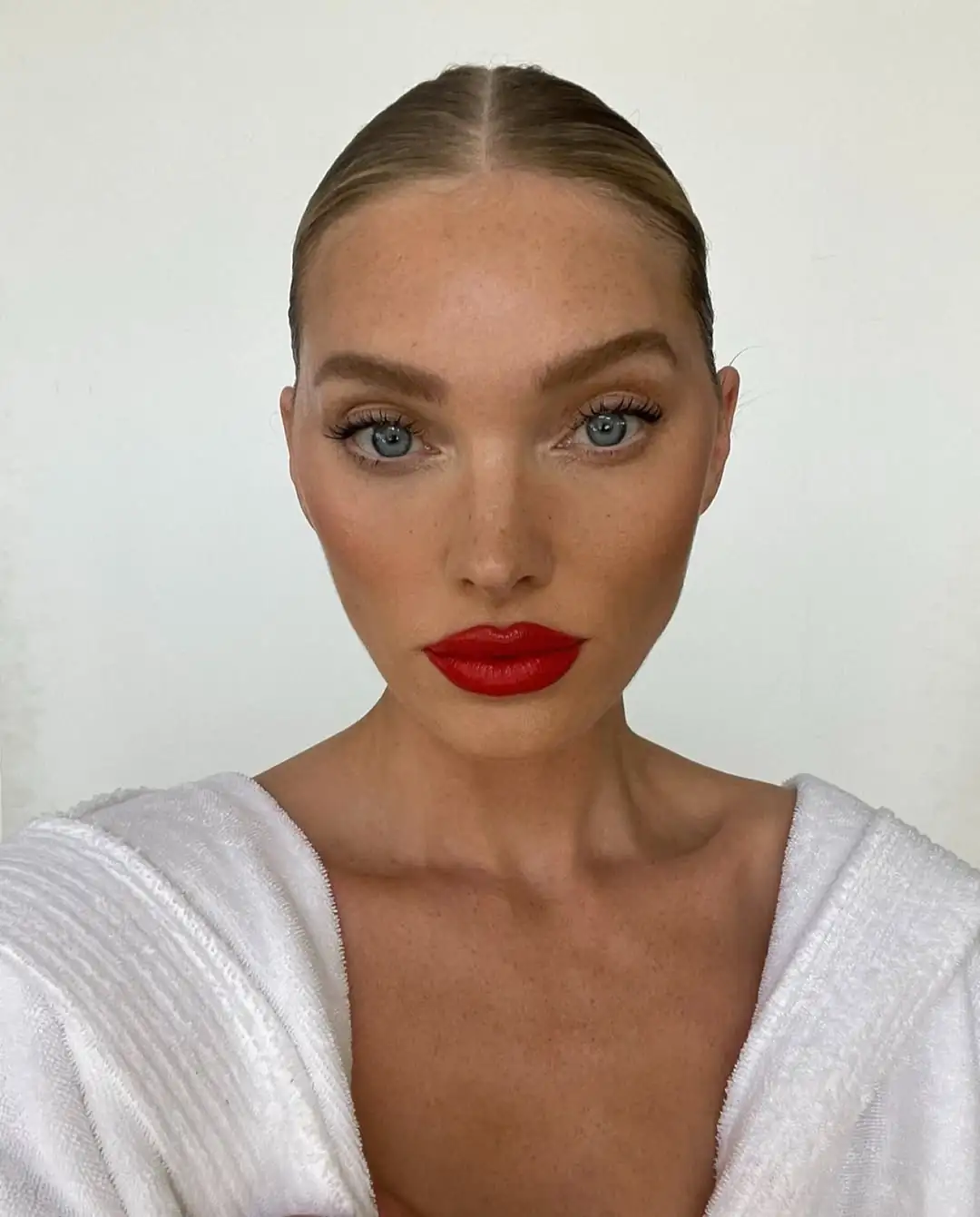 model Elsa Hosk sa crvenim ružem