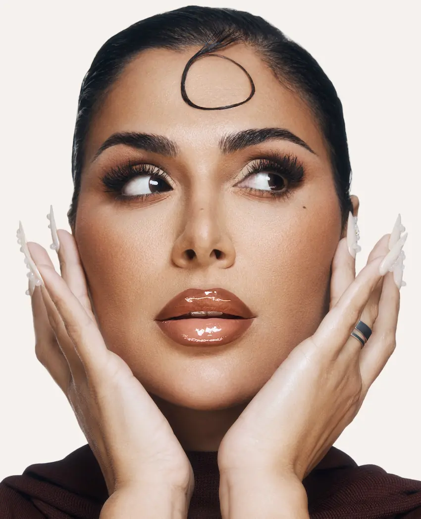 Huda Kattan sa smeđim makeup lookom