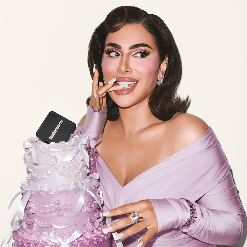 Huda Kattan s ljubičastom tortom