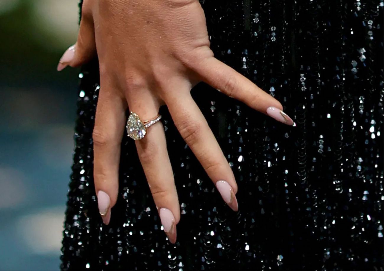 Nokti Sydney Sweeney na Met Gala tepihu 2025