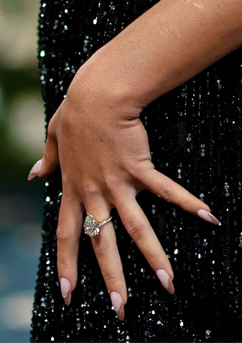 Badem nude nokti Sydney Sweeney na Met Gala tepihu 2025
