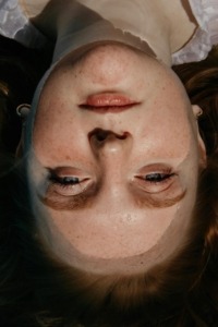 žena pluta u vodi