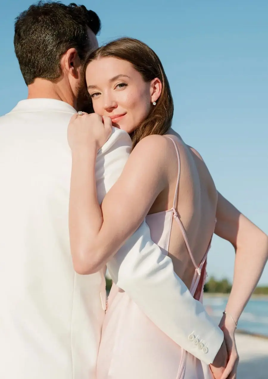 mladenka u zagrljaju muža