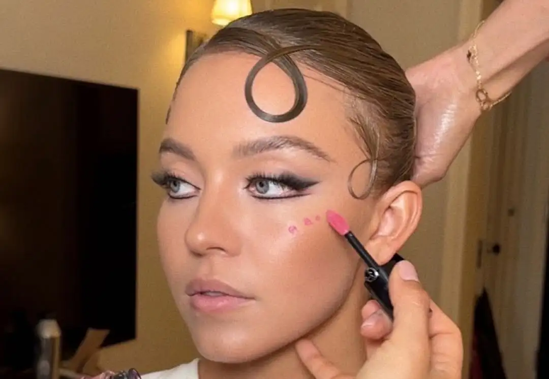 glumicu Sydney Sweeney Armani Beauty tim šminka za Met Galu i stavljaju rozo rumenilo u trendi nijansi za proljeće