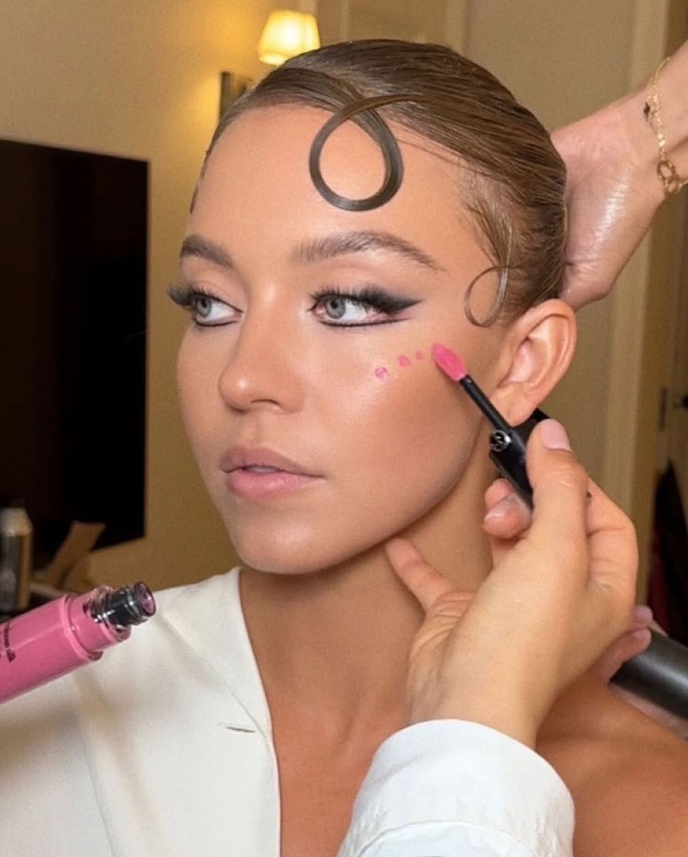 Armani Beauty tim šminka za Met Galu i stavljaju rozo rumenilo u trendi nijansi za proljeće