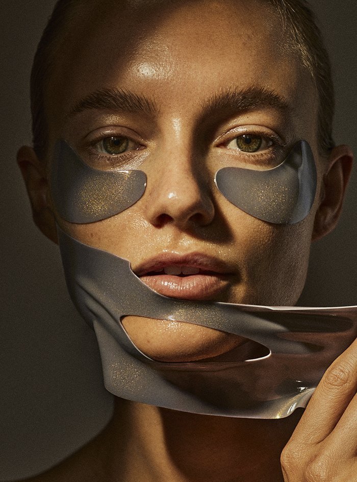 žena skida sivu gel masku s lica