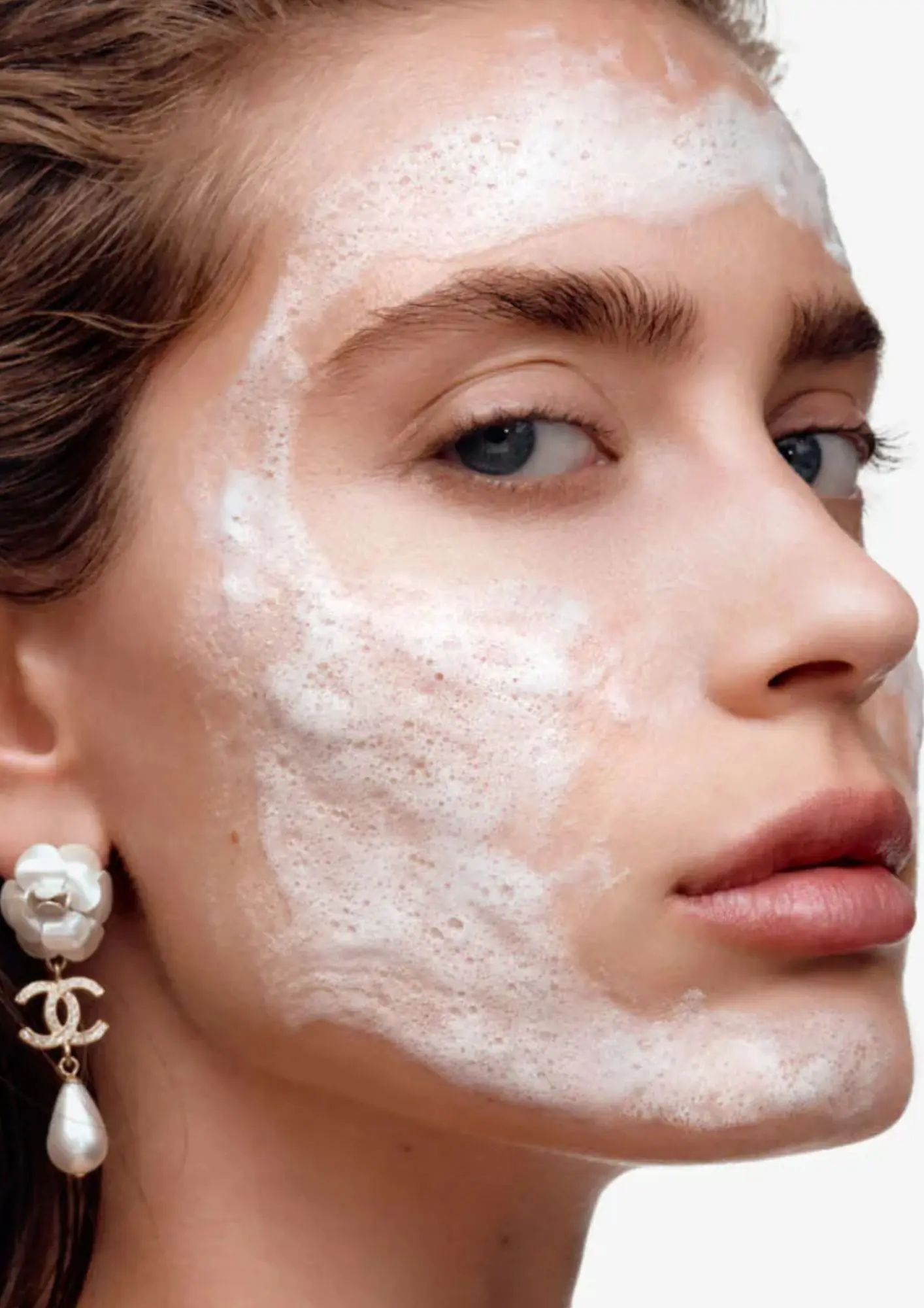 žena uklanja mitesere s pjenastim pilingom