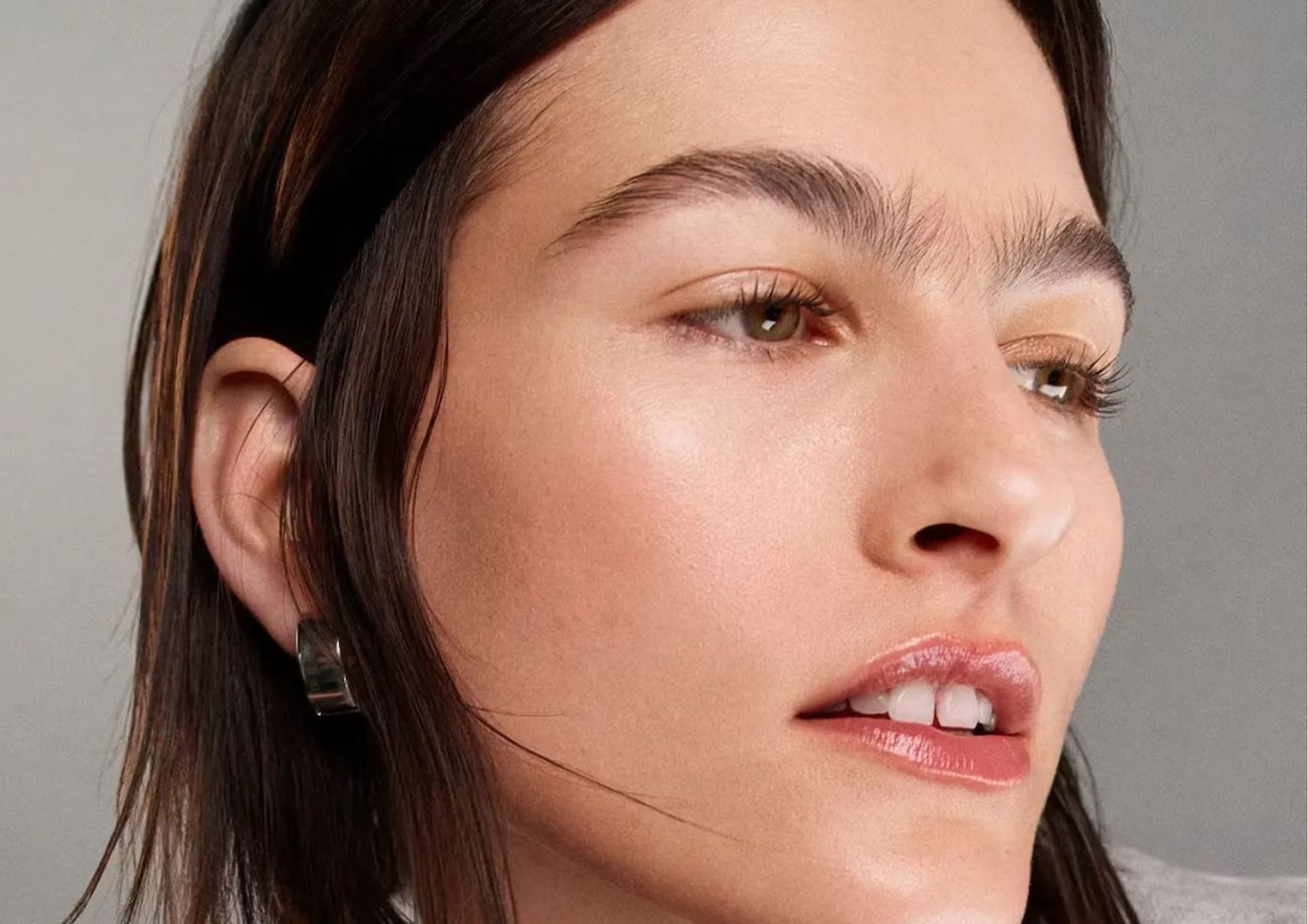 model sa zaglađenim obrvama i brow lift gelom