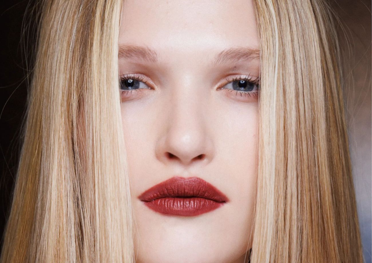 model s plavom obojanom kosom na Versace reviju u backstageu