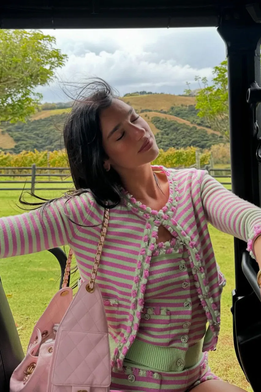 Dua Lipa na Chanel resort reviji u ružičastom Chanel kostimu