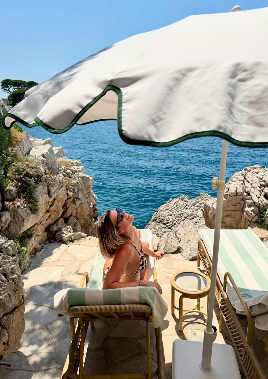 Sofia Richie leži na plaži s novom frizurom