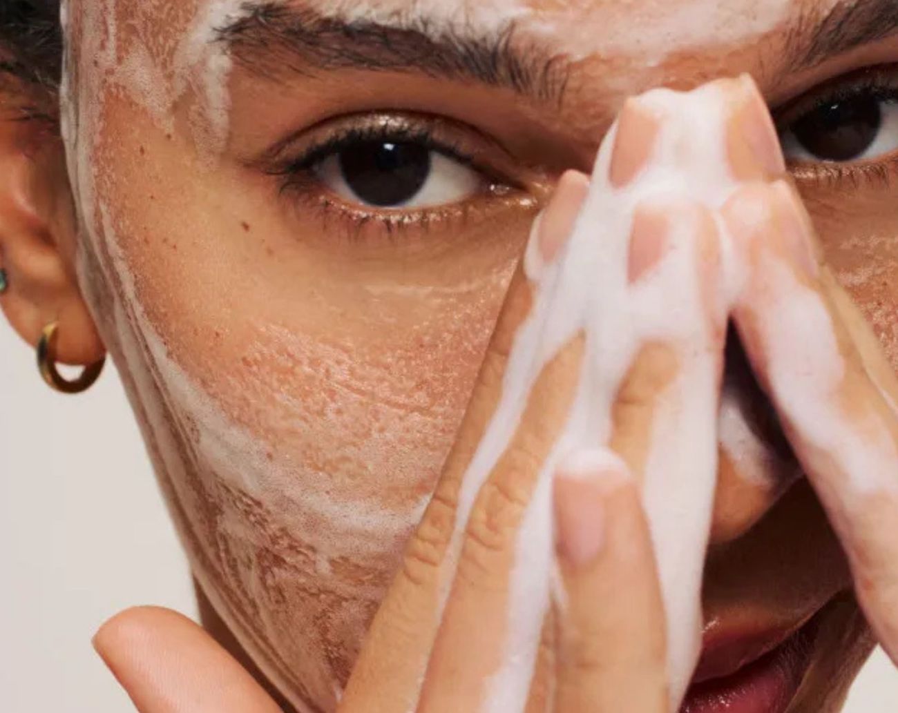 model obavlja skincare rutinu