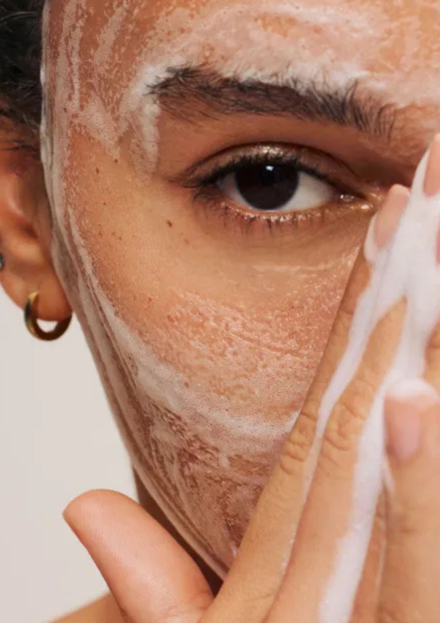 model obavlja skincare rutinu inspiriranu svemirom