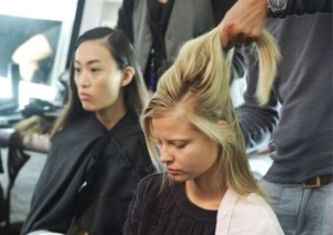 model u backstageu s plavom kosom