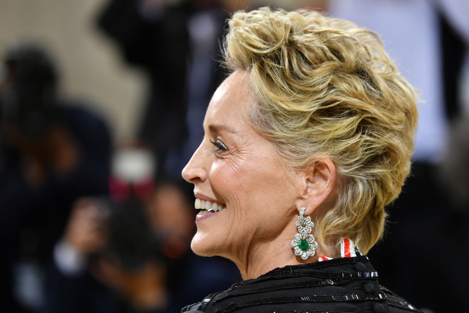 Sharon Stone s kratkom  kosom na crvenom tepihu