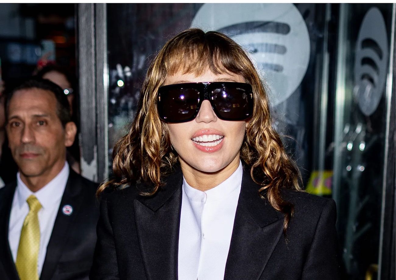 Miley s mikro šiškama i crnom odijelu