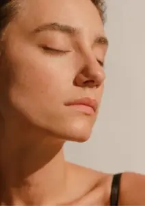 žena s blistavom kožom