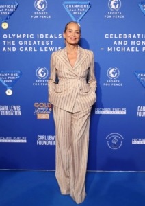 Sharon Stone na crvenom tepihu u bež odijelu