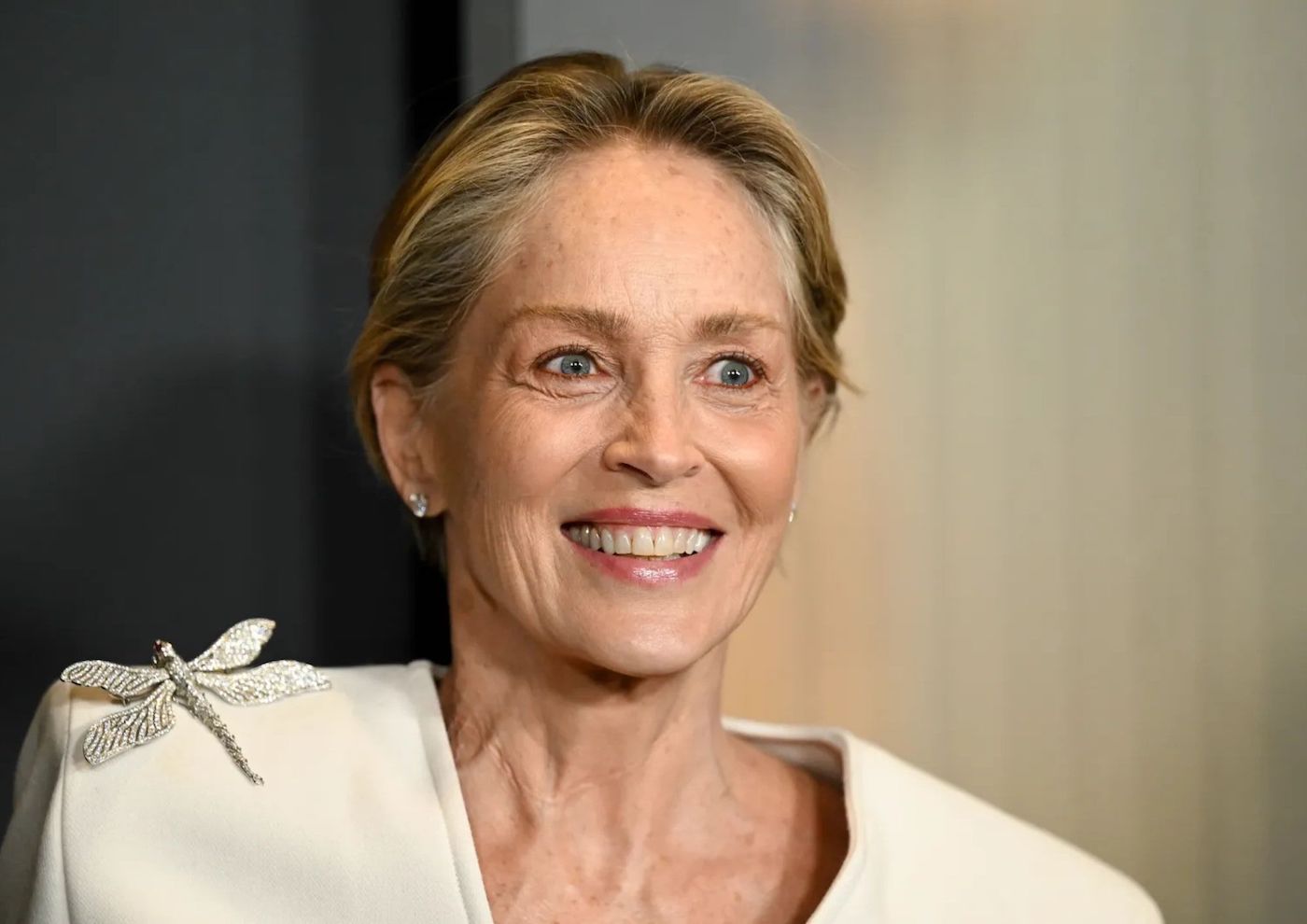 Sharon Stone na crvenom tepihu u bijeloj haljini 