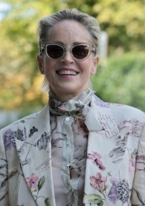 Sharon Stone na crvenom tepihu u cvjetnom odijelu