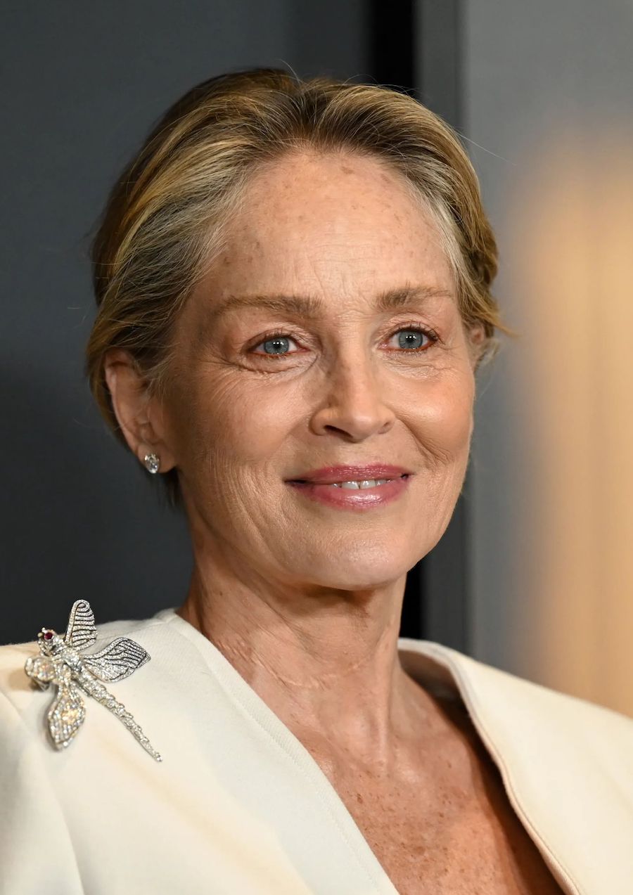 Sharon Stone na crvenom tepihu u bijeloj haljini s nude ružem