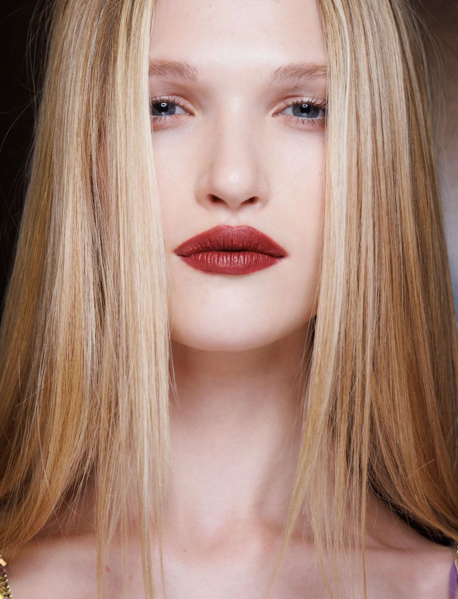model s plavom obojanom kosom na Versace reviju u backstageu