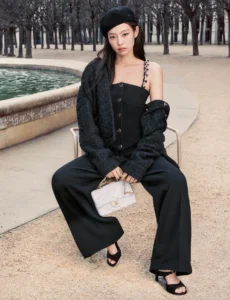 V zakulisju z Jennie, ki nastopa v Chanelovi novi Pre-Fall/Winter 2025–26 kampanji v Parizu