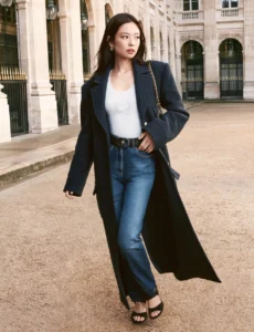 V zakulisju z Jennie, ki nastopa v Chanel novi Pre-Fall/Winter 2025–26 kampanji v Parizu v modrem plašču