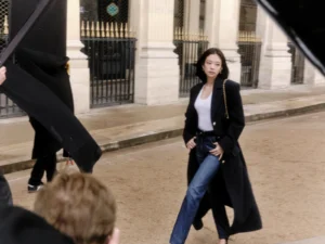 Pariz V zakulisju z Jennie v glavni vlogi Chanel Pre-Fall/Winter 2025–26 kampanje