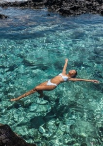 model u bijelom bikiniju pluta u moru