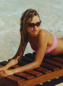 žena se sunča na plaži