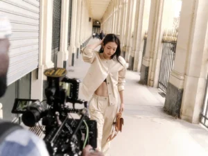 behind the scene V zakulisju z Jennie v glavni vlogi Chanel Pre-Fall/Winter 2025–26 kampanje