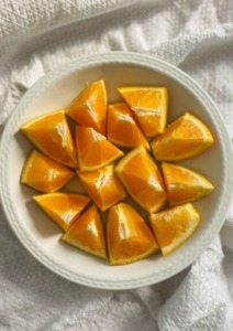 Pomaranče na krožniku