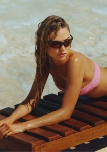 žena s hidratiziranom kožom leži na plaži