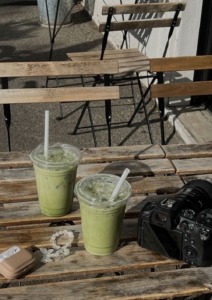 matcha latte na drvenom stolu