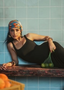 Becky G z barvito ruto na glavi