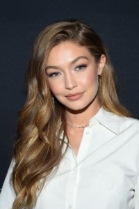 Gigi Hadid z rožnatimi lici