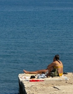 Ljudi se sunčaju na plaži