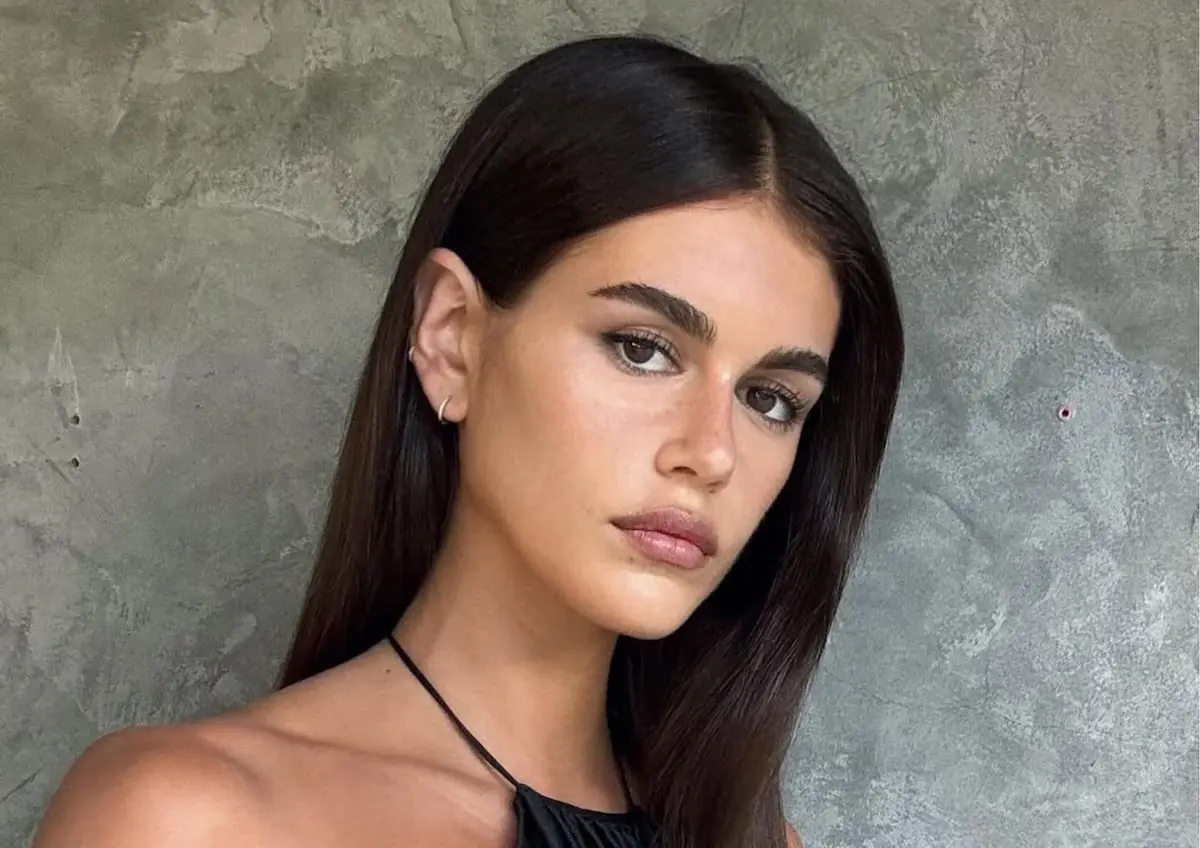 Kaia Gerber s čokoladno smeđom kosom koja je u trendu za sezonu 2025.