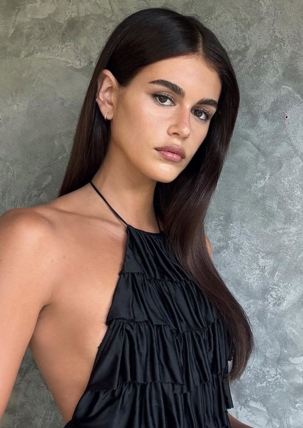 Kaia Gerber s čokoladno smeđom kosom koja je u trendu za sezonu 2025.